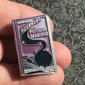 HARRY POTTER Advanced Potion Making Textbook Collectible Enamel Pin 1109